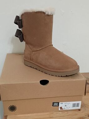 Ugg Bailey Suede Bow in Chestnut Size 5 NEW in Box